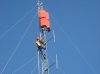 Un operari, desmantellant ahir al matí l'antena. Foto: EL PUNT.